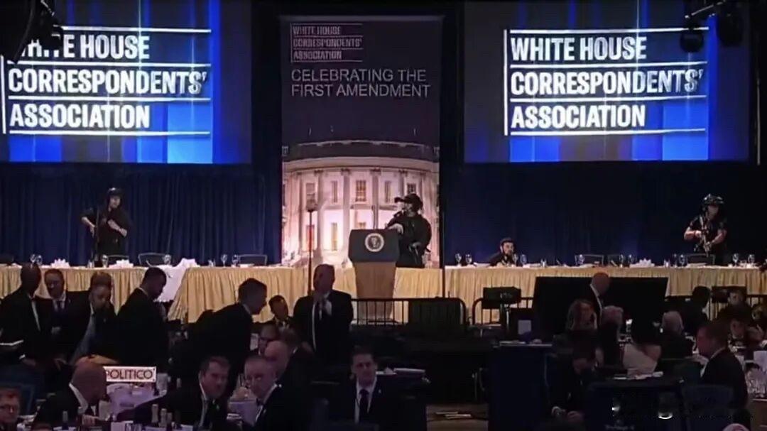 美国晚宴现场响起枪声，特朗普紧急撤离，涉事枪手已身亡

央视新闻权威消息，当地时