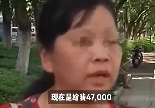 银行怂了！江西一女子，将5万块钱存入某银行5年，到期取钱时，不但没利息，本金还少