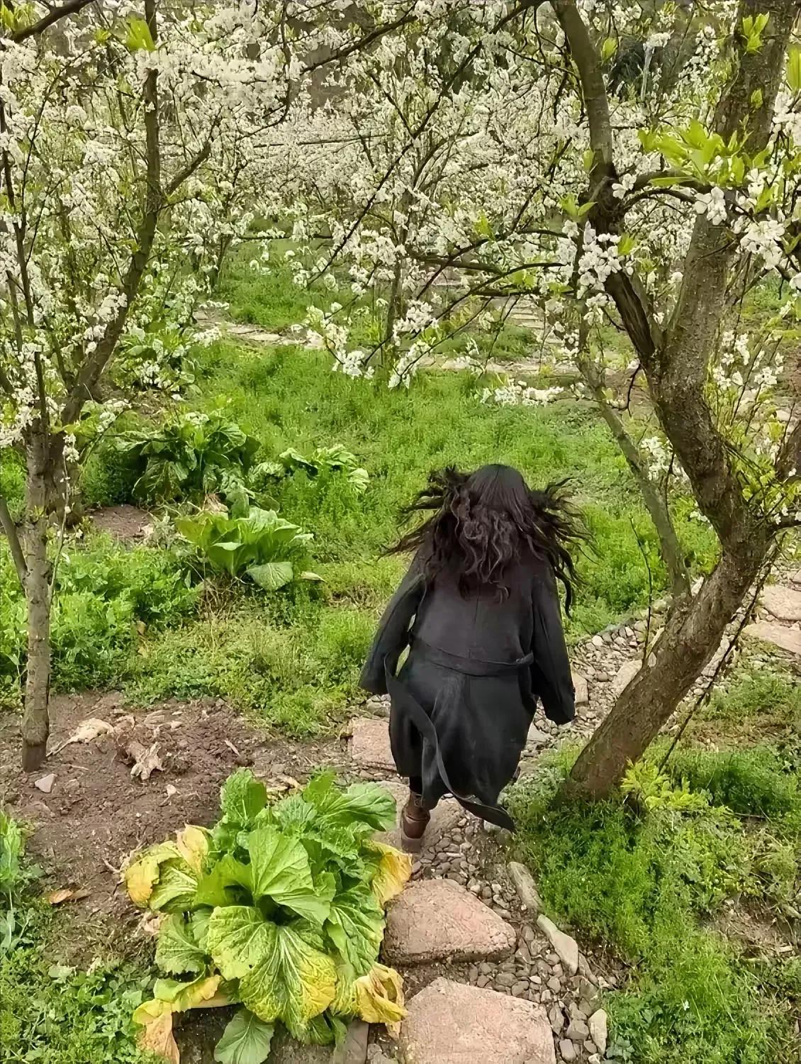 交了一个假闺蜜！
她帮我拍照后，第一时间把照片发给我男友，男友第一时间叫我把她拉