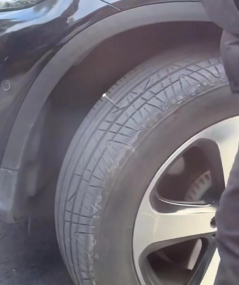 浙江省湖州市几位退休老人在一起研究汽车轮胎
其中一位老人家说，自己的汽车轮胎非常