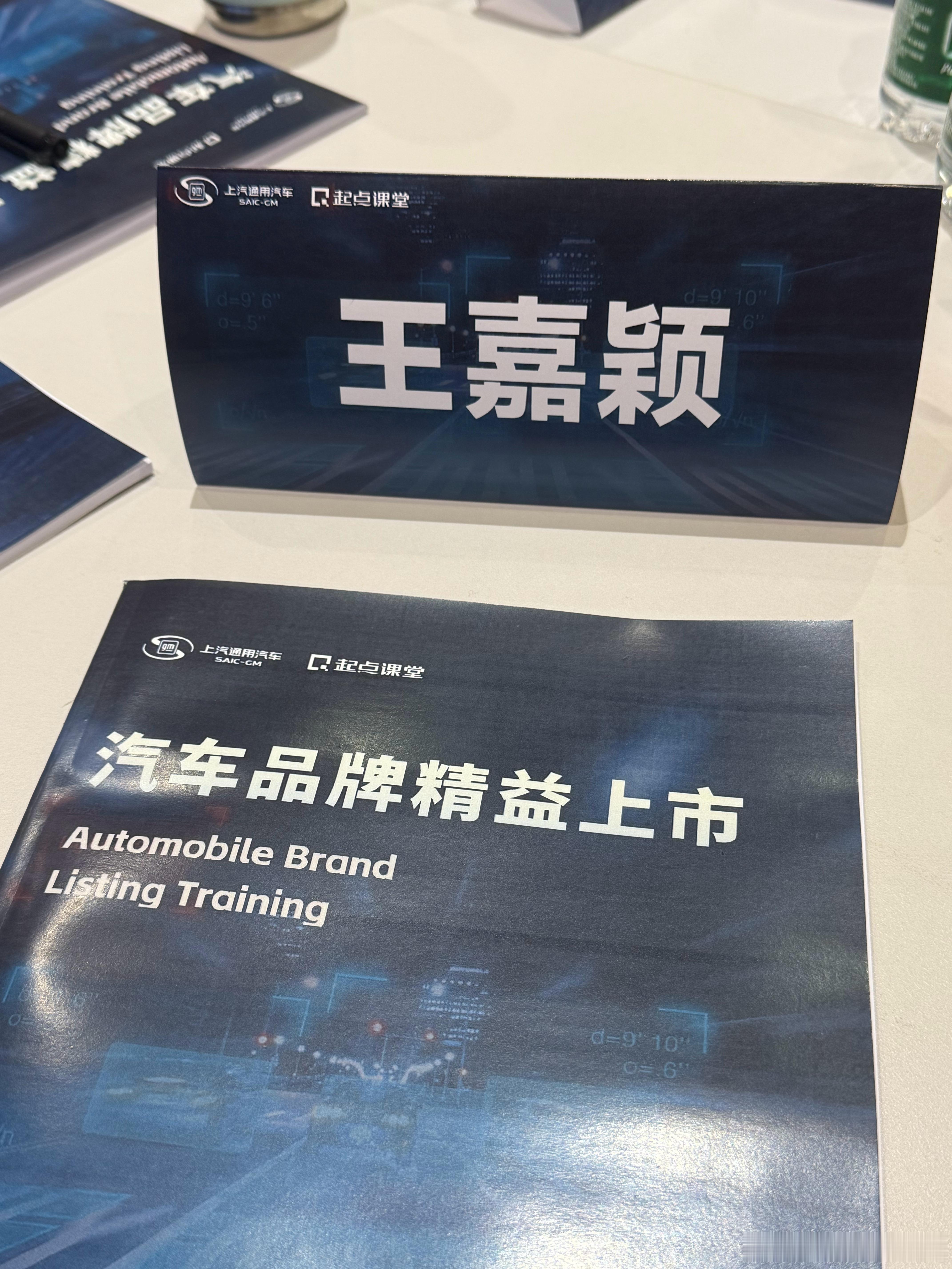 早起上课了，下雨天打车就等了20分钟，现在睡眼迷蒙[困] ​​​