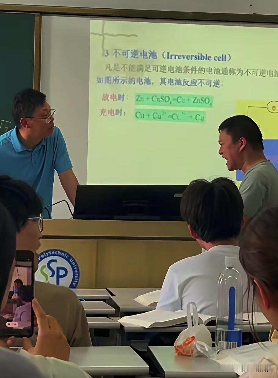 男生居然对着老师怒吼“”杀杀杀”，确实让人心里不停的打颤。
上海第二工业大学这个