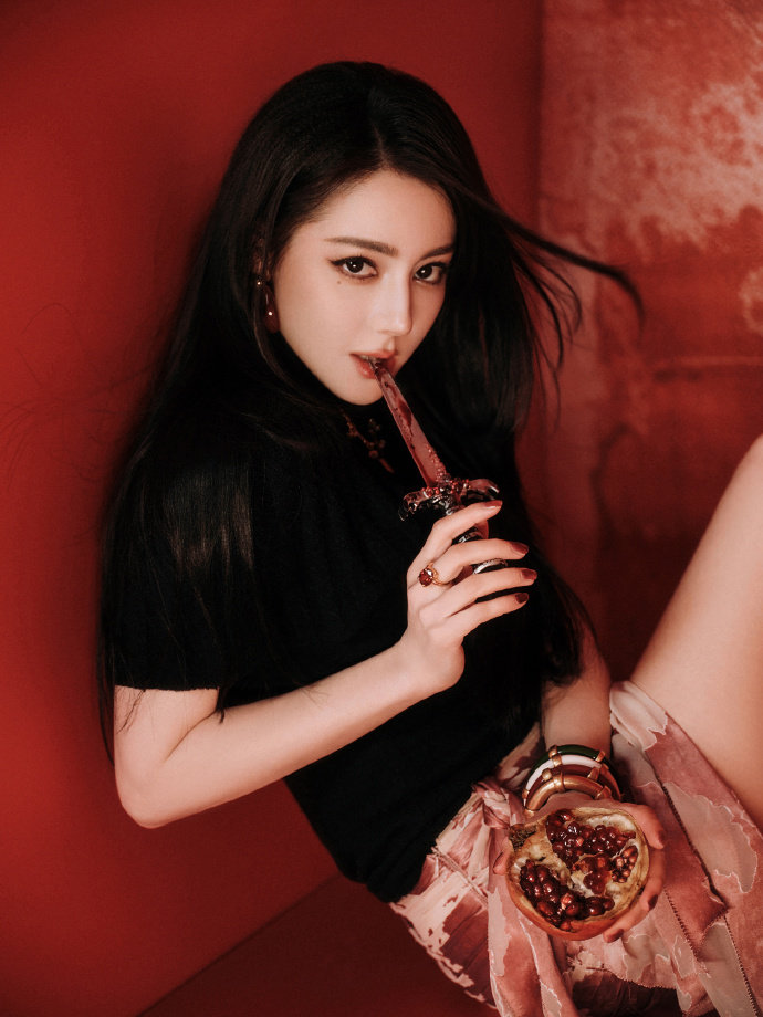 迪丽热巴甜意与锋芒同时发生 迪丽热巴贺思慕两场约会 迪丽热巴甜意与锋芒同时发生，