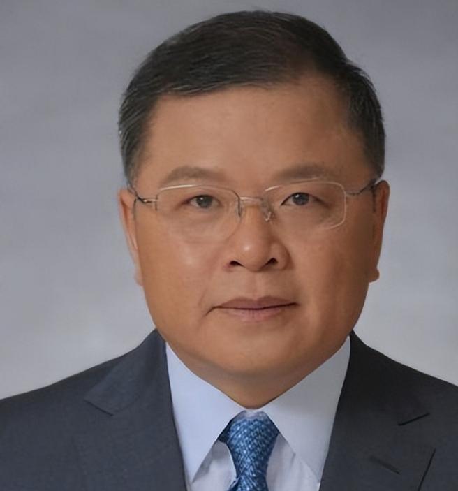 这个人为了去英国而放弃了中国的国籍。而当他再次回到中国时，外国媒体说他能让某国军