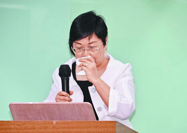 侨委会委员长徐佳青近3个月来，频被爆料，包括携子登东沙岛、安排儿子以“摄影官”名