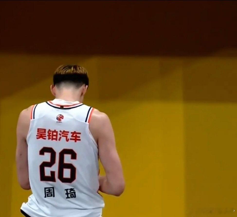 今天沪媒热议周琦合同到期后会去哪儿一事。相比《东方体育日报》的文章“合同到期，新