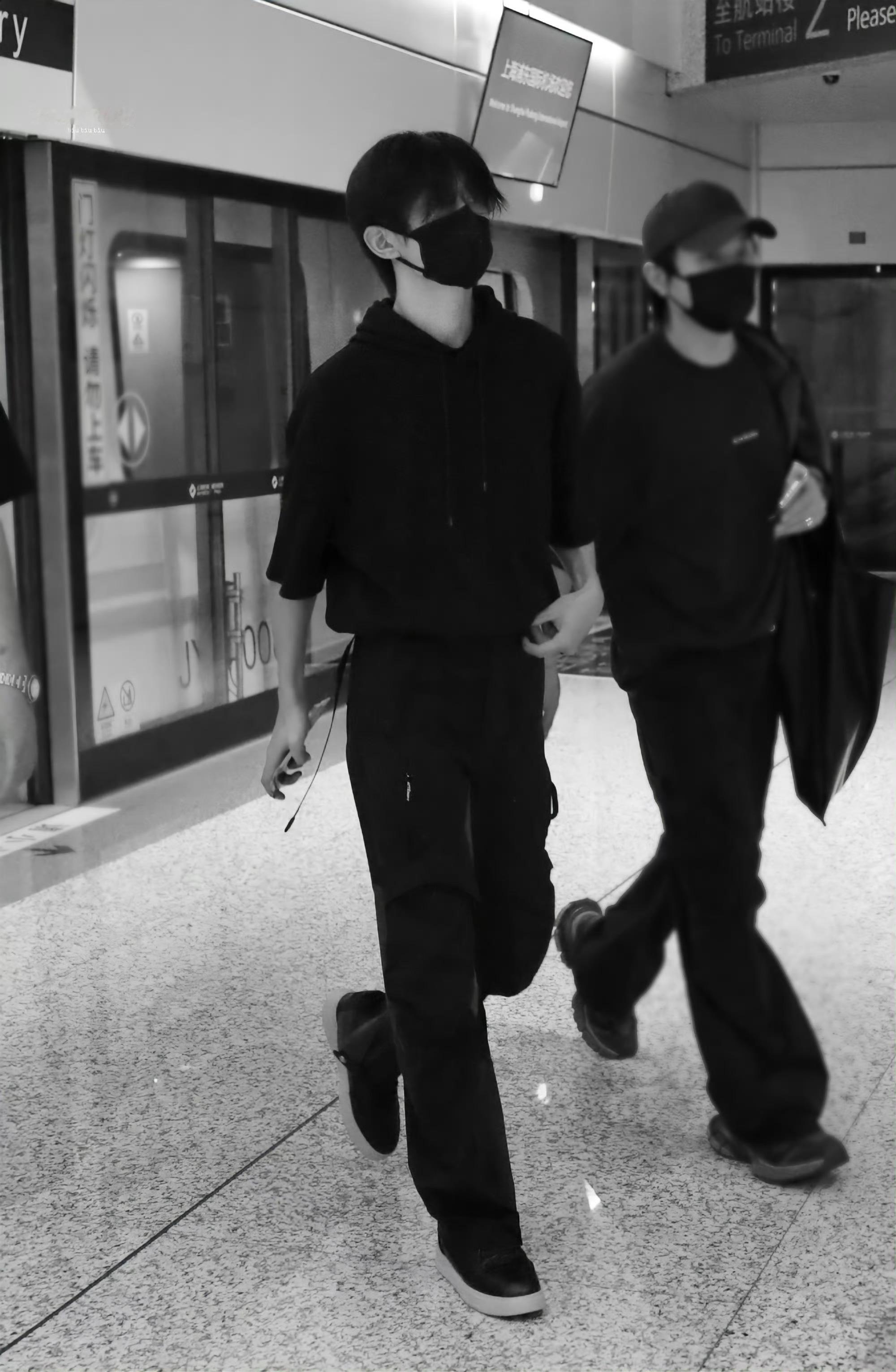 #易烊千玺全黑机场look#好bking呐全黑look…p5人生照+1[老师好]