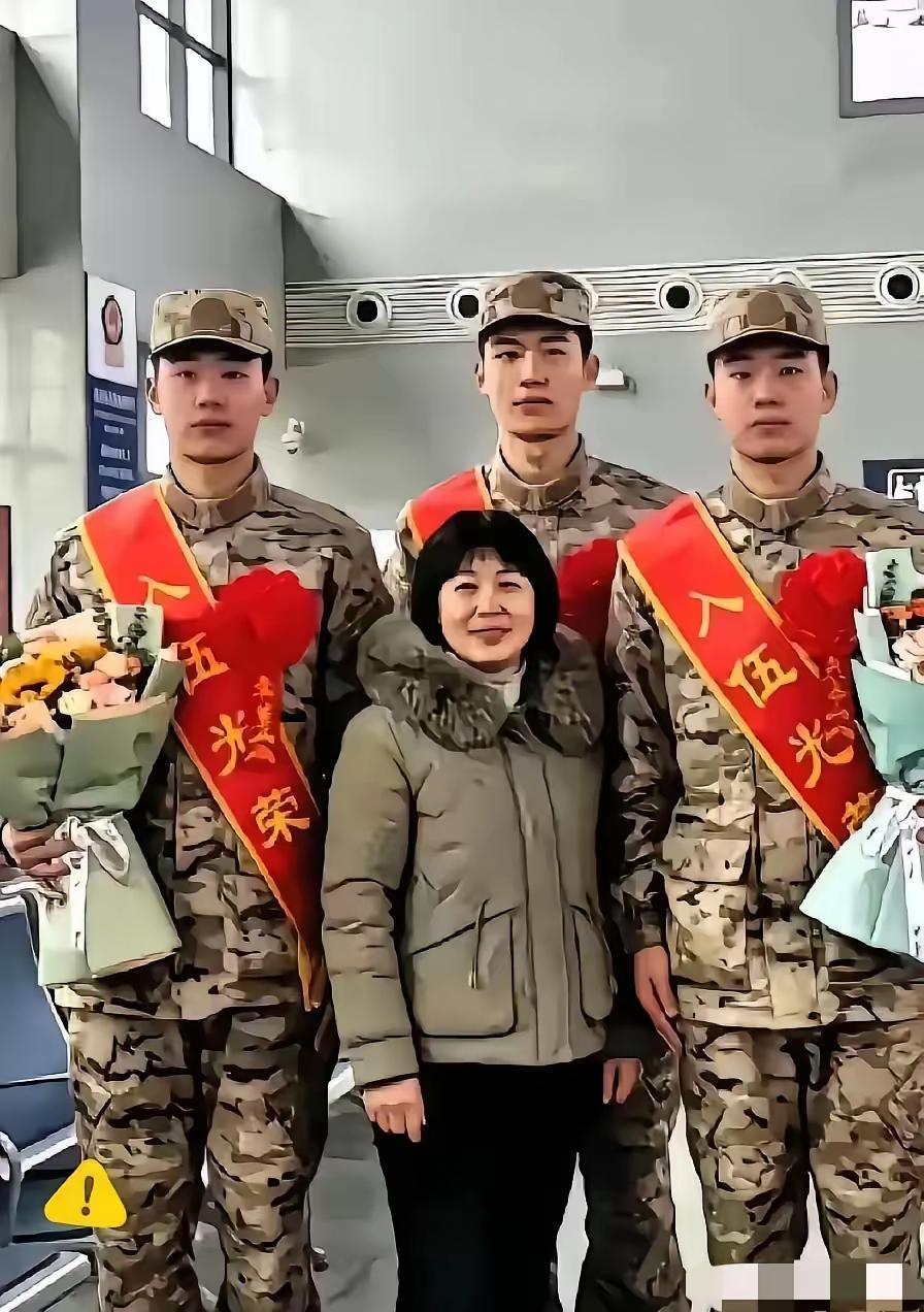 沂南村口那棵被岁月磨得发亮的老槐树，依旧像一把撑开的旧伞，沉默地遮着半个村庄的风