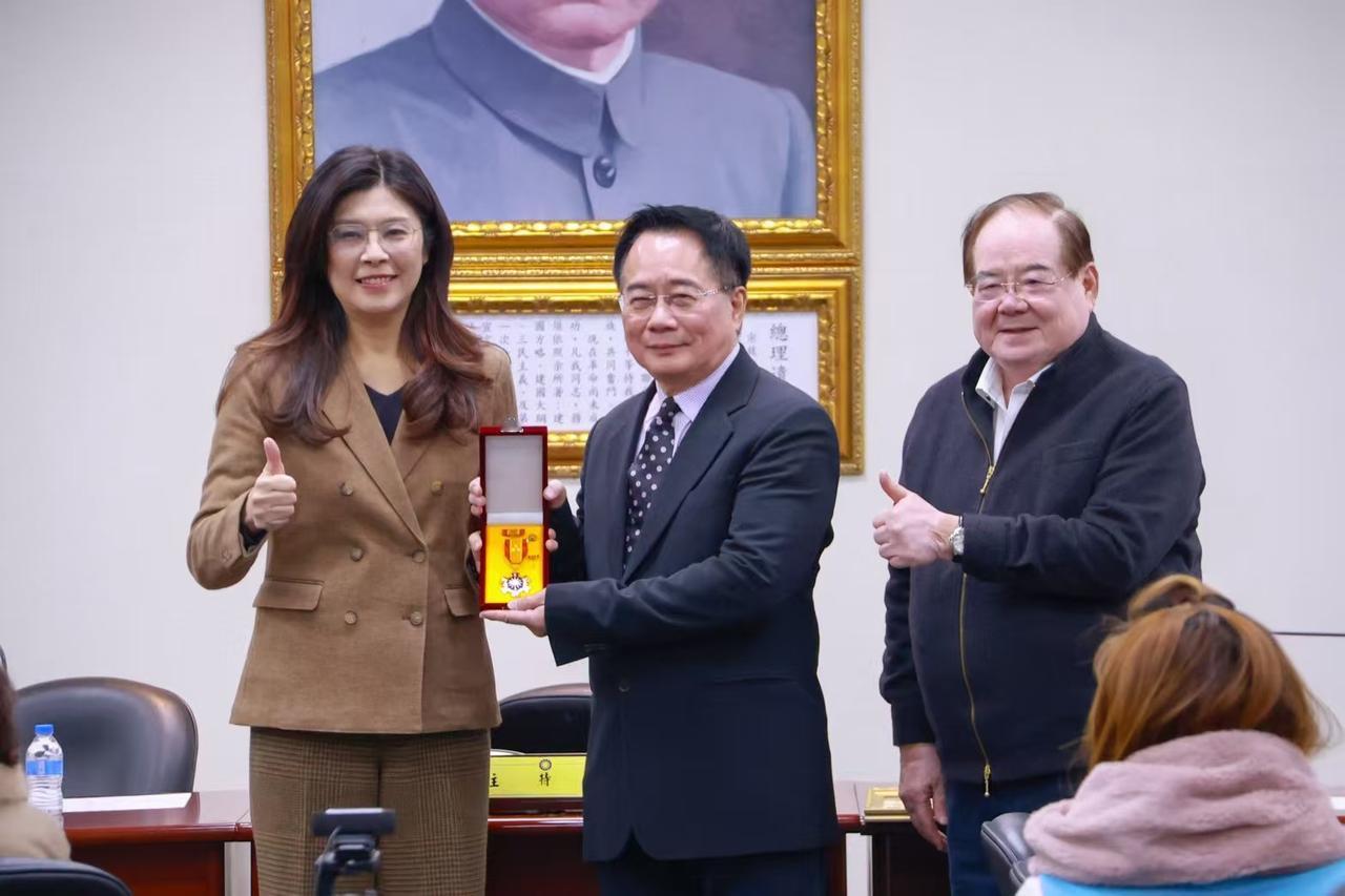 郑丽文向蔡正元颁赠最高奖章！

郑丽文在颁赠此奖时称：蔡正元同志坚守道德理念价值