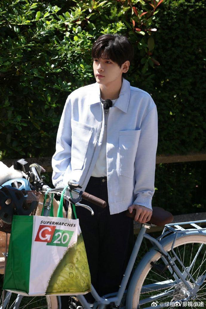 #翟潇闻从法国回来说话夹带英文#简直让人笑出腹肌！翟潇闻那法国回来的范儿，说话间