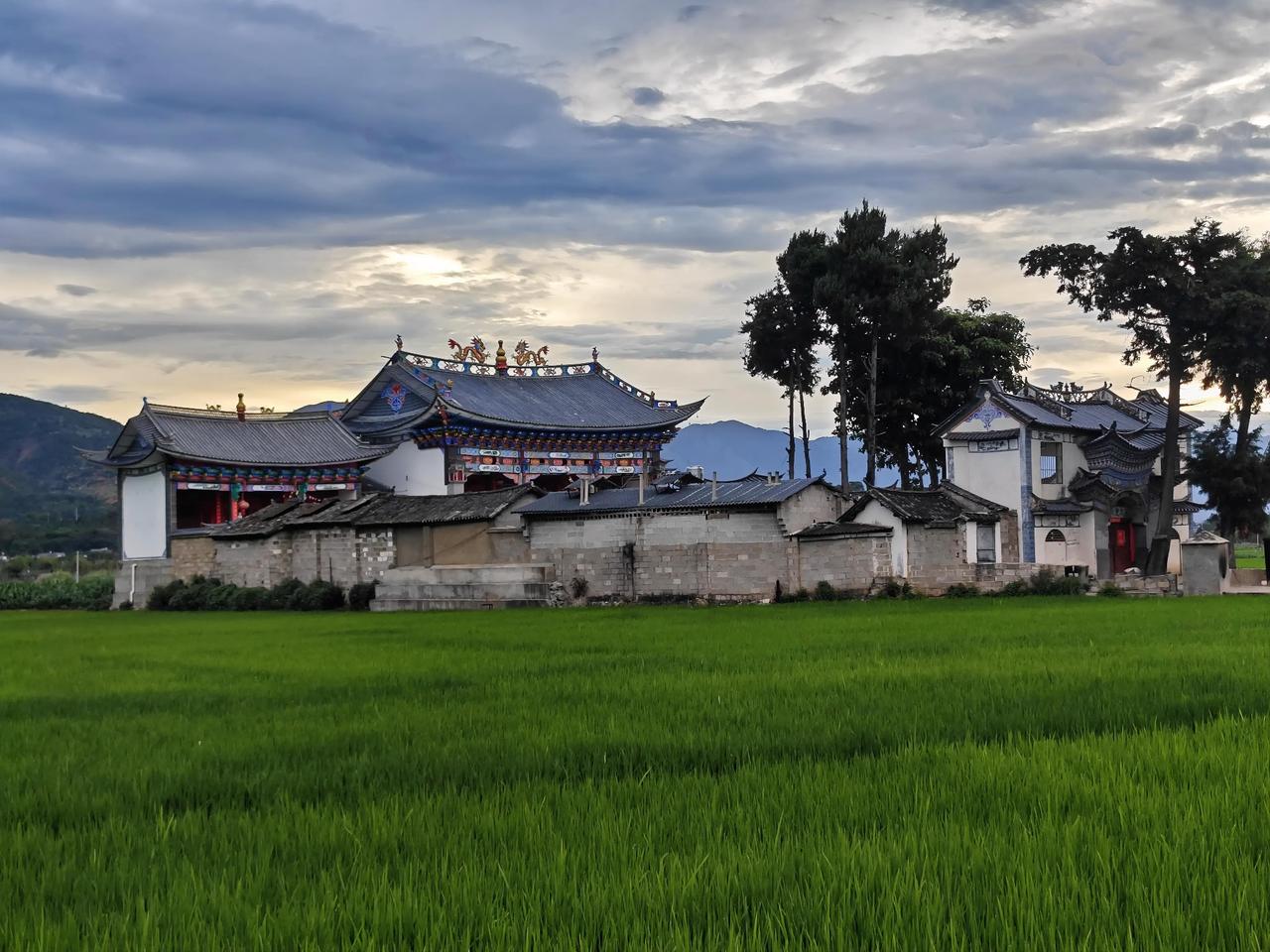 古寺静谧，稻田青翠，云卷云舒，岁月静好。