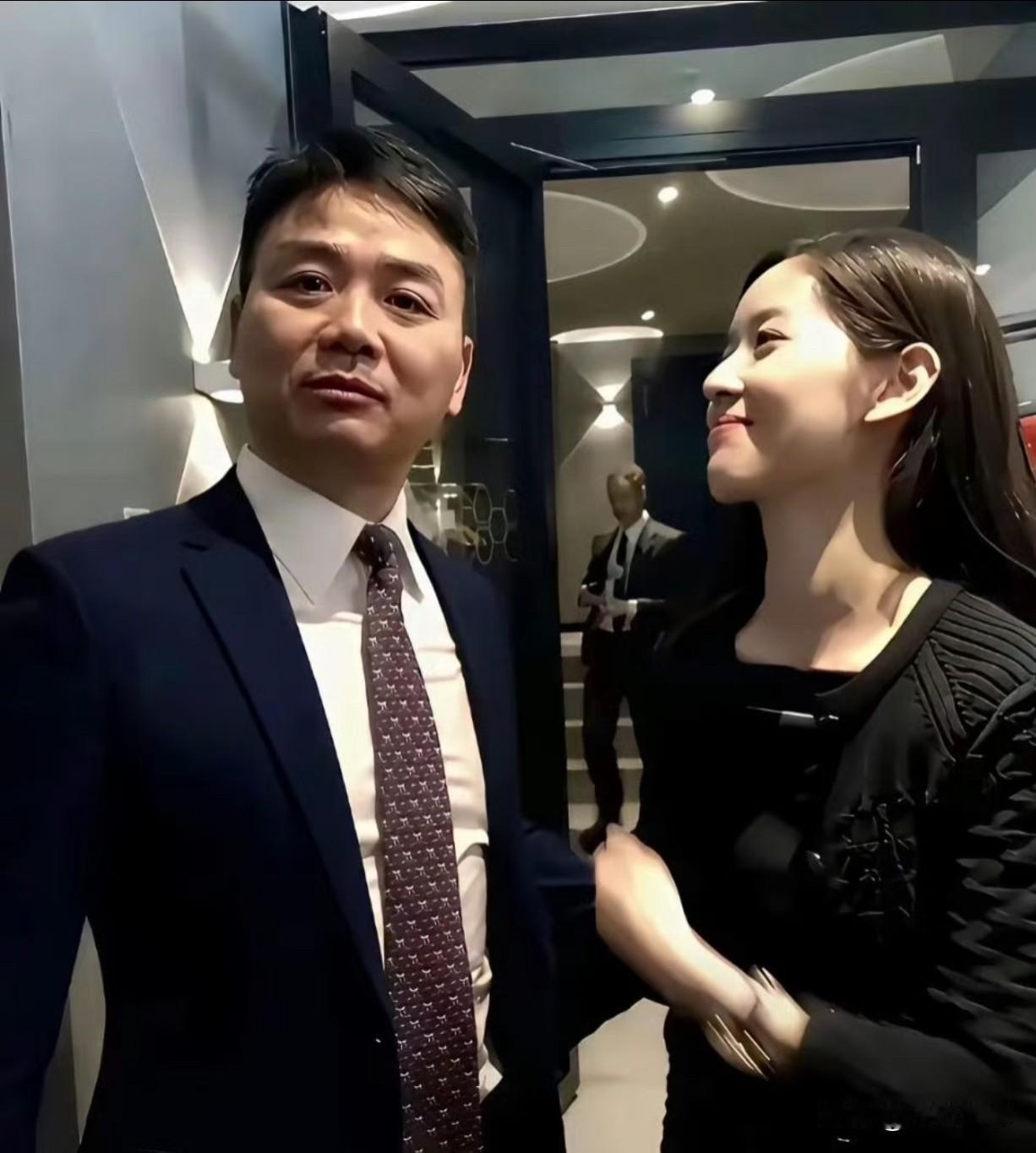 家人们快来看这“凡尔赛”现场！东子哥一脸傲娇放话：“我牛气，我老婆可是全世界最清