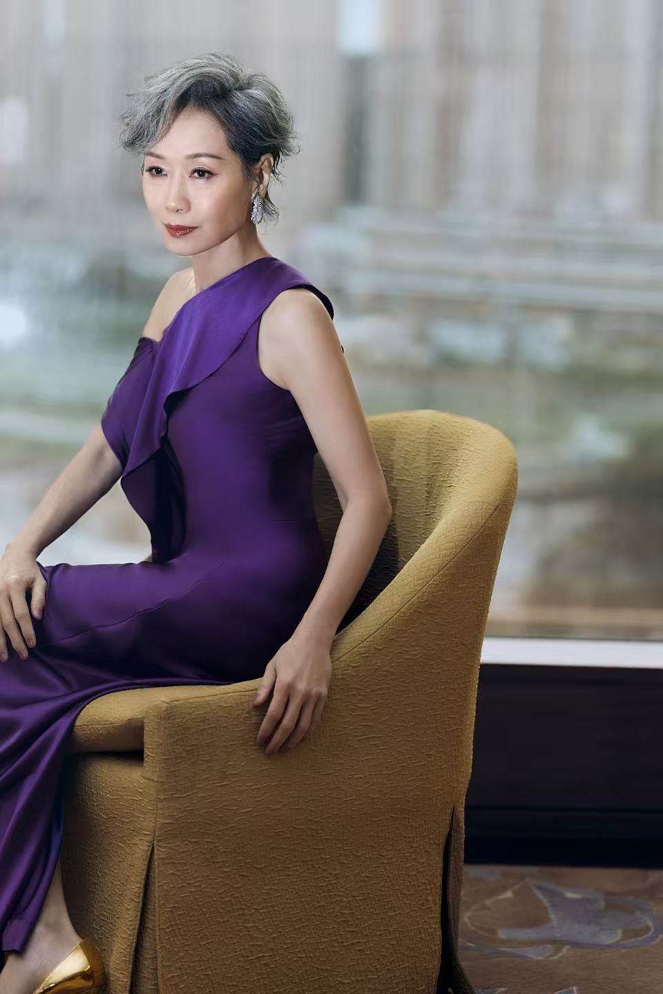 叶童主持 从影后到晚会主持，跨界步伐又稳又飒！人往那里一站，我们追剧党的DNA就