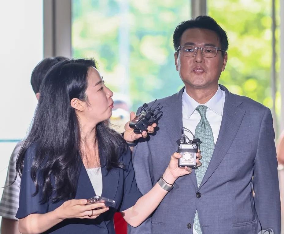 韩国前国家安保室第一次长金泰孝11日以嫌疑人身份接受阵亡海军陆战队士兵事件特别检