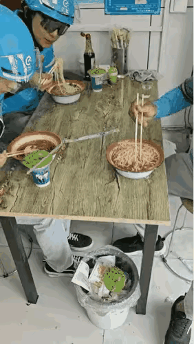 金杯银杯不如外卖小哥的口碑！！！
选择这家店绝对没错，便宜又干净。
但是问题来了