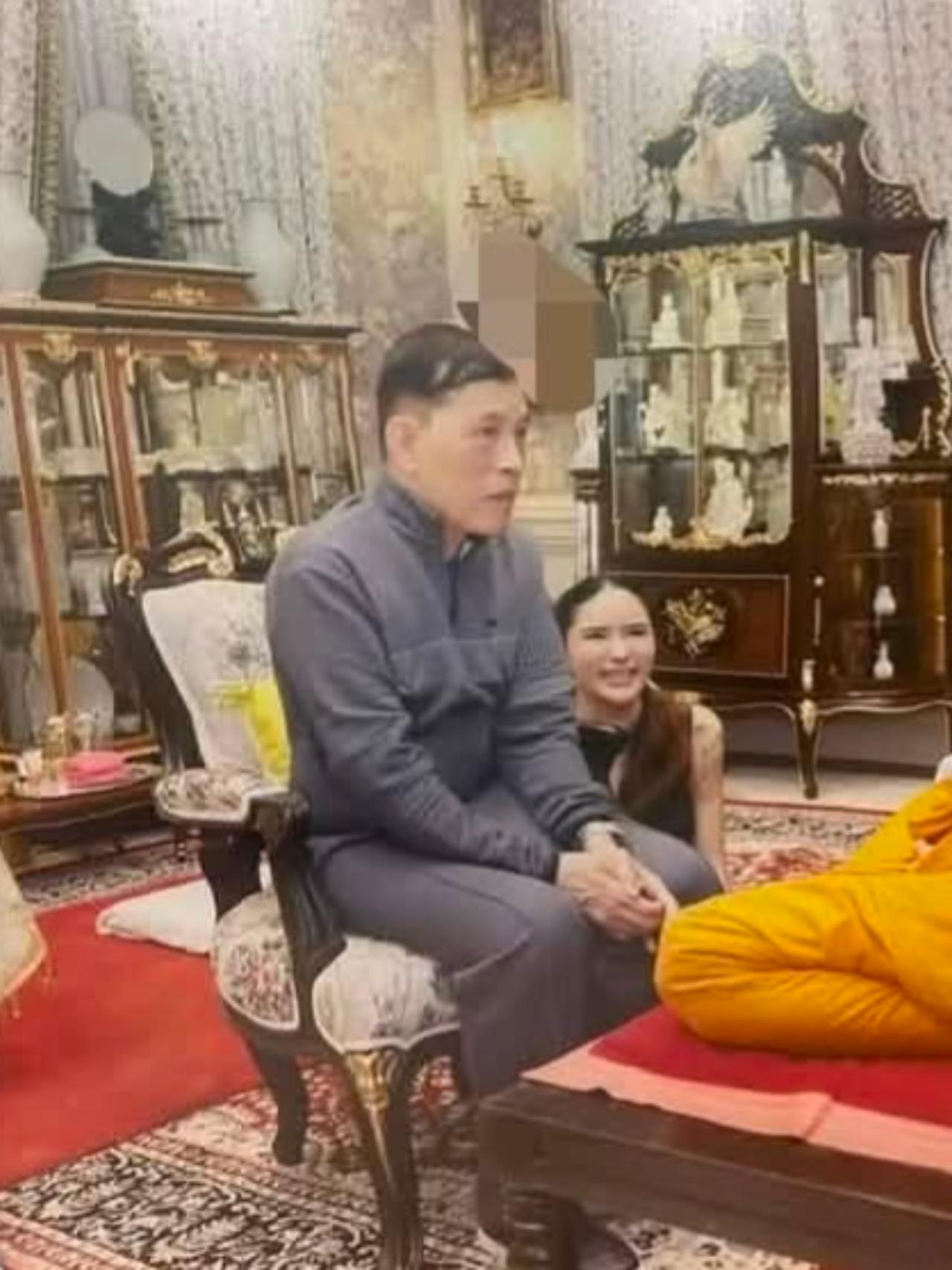 欧拉弄真幸福，被泰王放在心尖尖上
泰王玛哈又被拍了！带欧拉弄私人礼佛，路透照流出