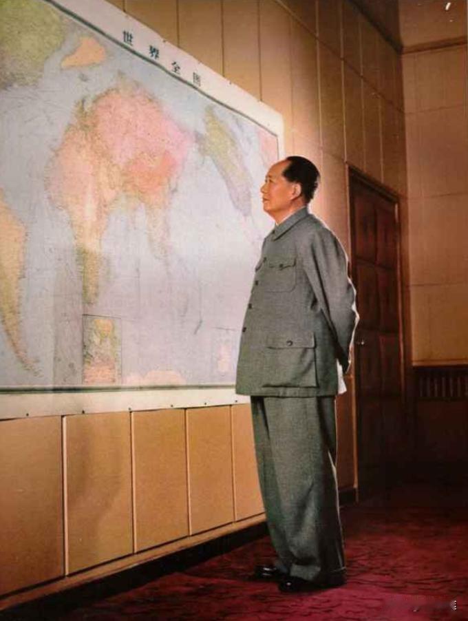 毛主席曾经做到了三个坚定不准：
不准新中国领土主权再被外国人侵犯！
不准新中国干