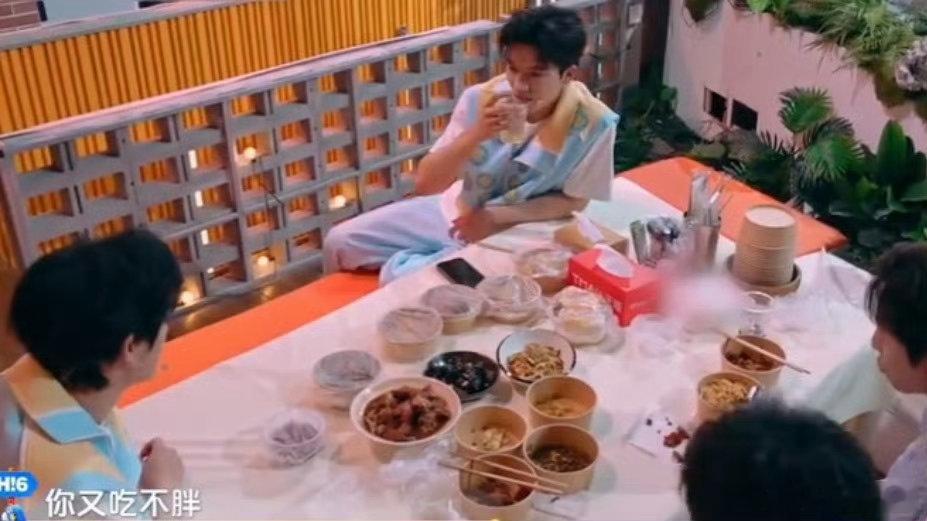 丁程鑫录四天节目胖三斤从感慨自律到准备干饭整个过程衔接得毫无痕迹，喜剧效果直接拉