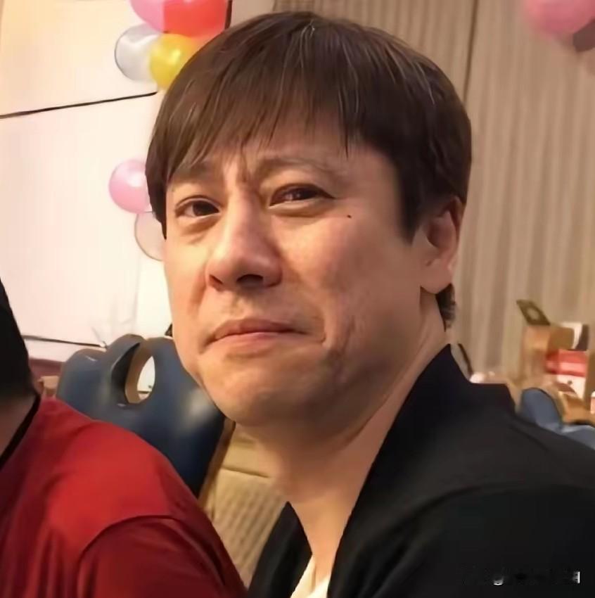 解晓东现在住在蚌埠，房子是普通的居民房，而不是高档小区的。去年底他宣布清破债务后