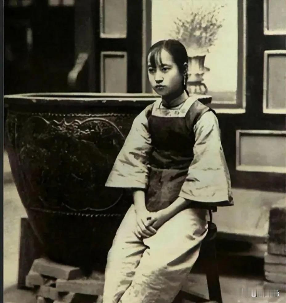 庄云泽，一个出身于书香世家的女子，从小接受严格的淑女教育，培养了她温文尔雅、内敛