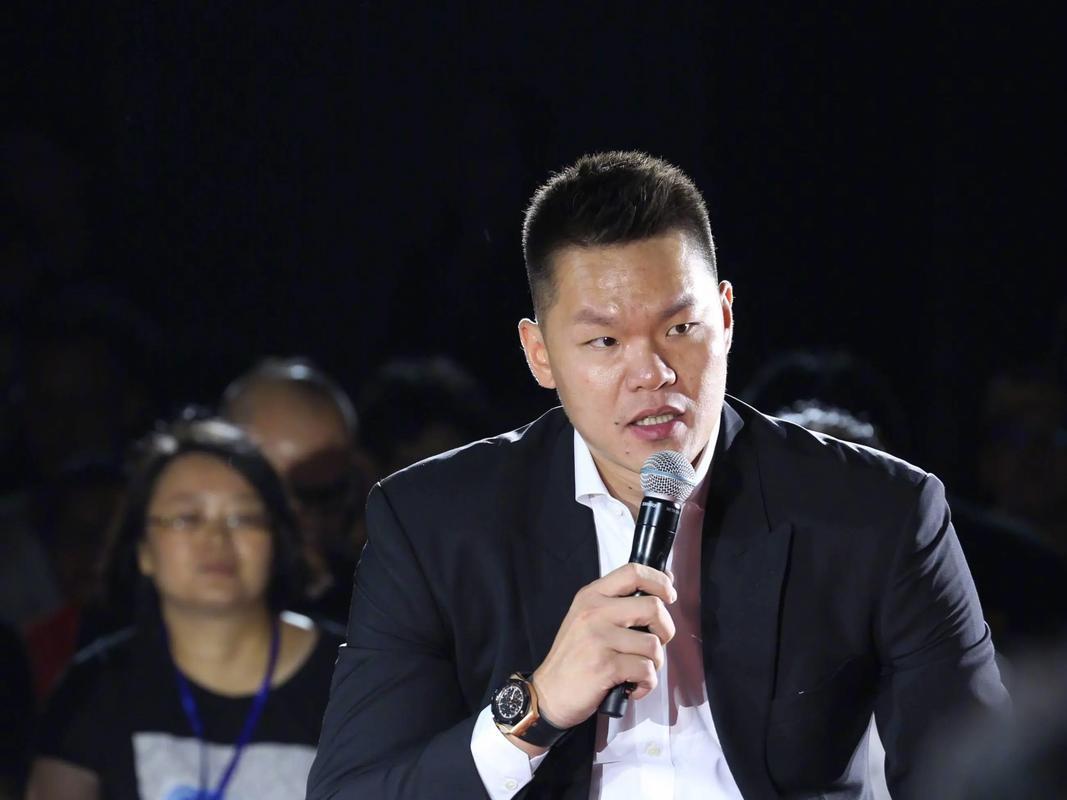 朱芳雨两手准备！
昨天晚上，浙江广厦男篮大比分输给深圳男篮！对于这场比赛的过程与