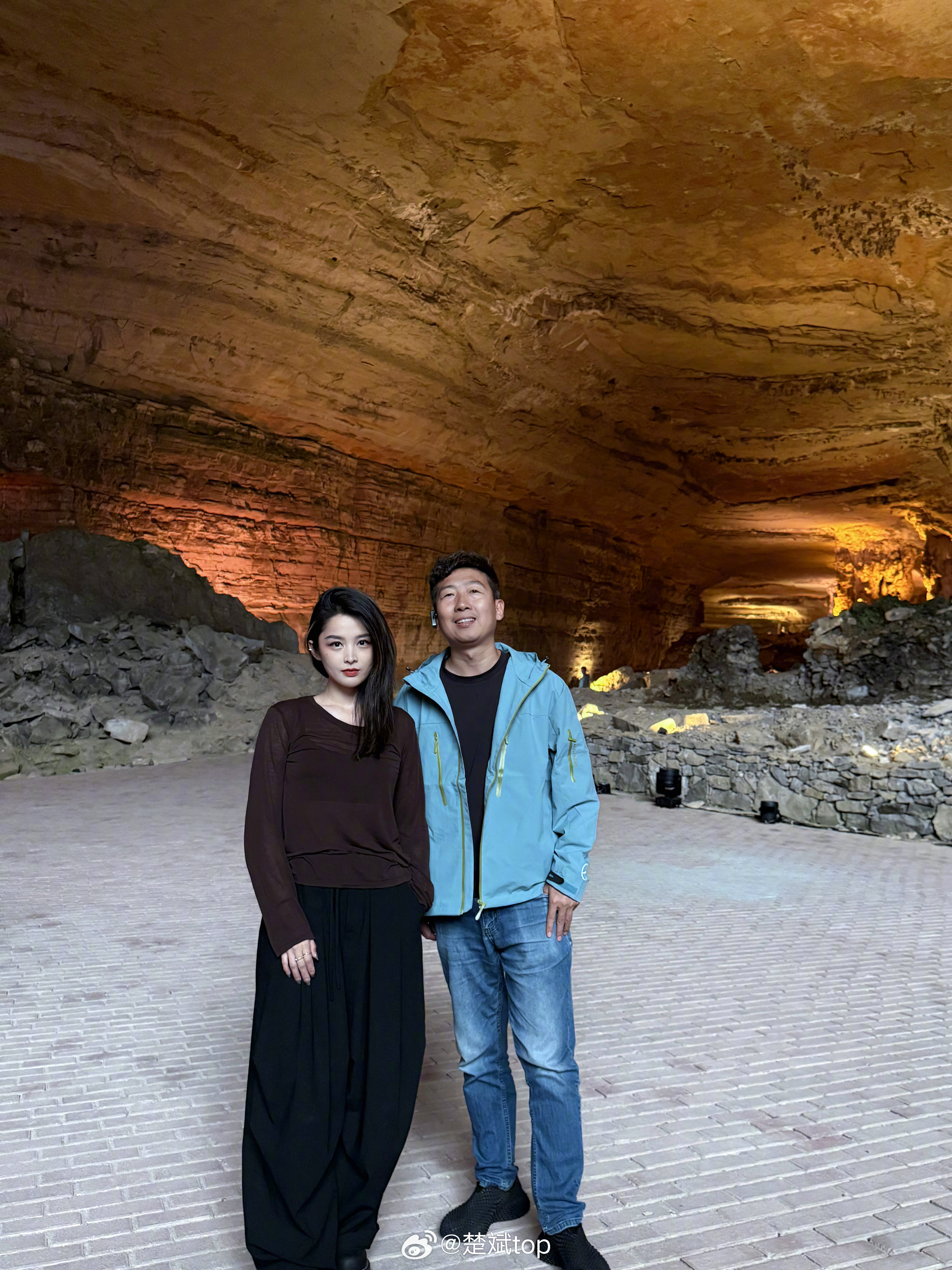 在山洞里和漂亮小姐姐的合影来了！​​​