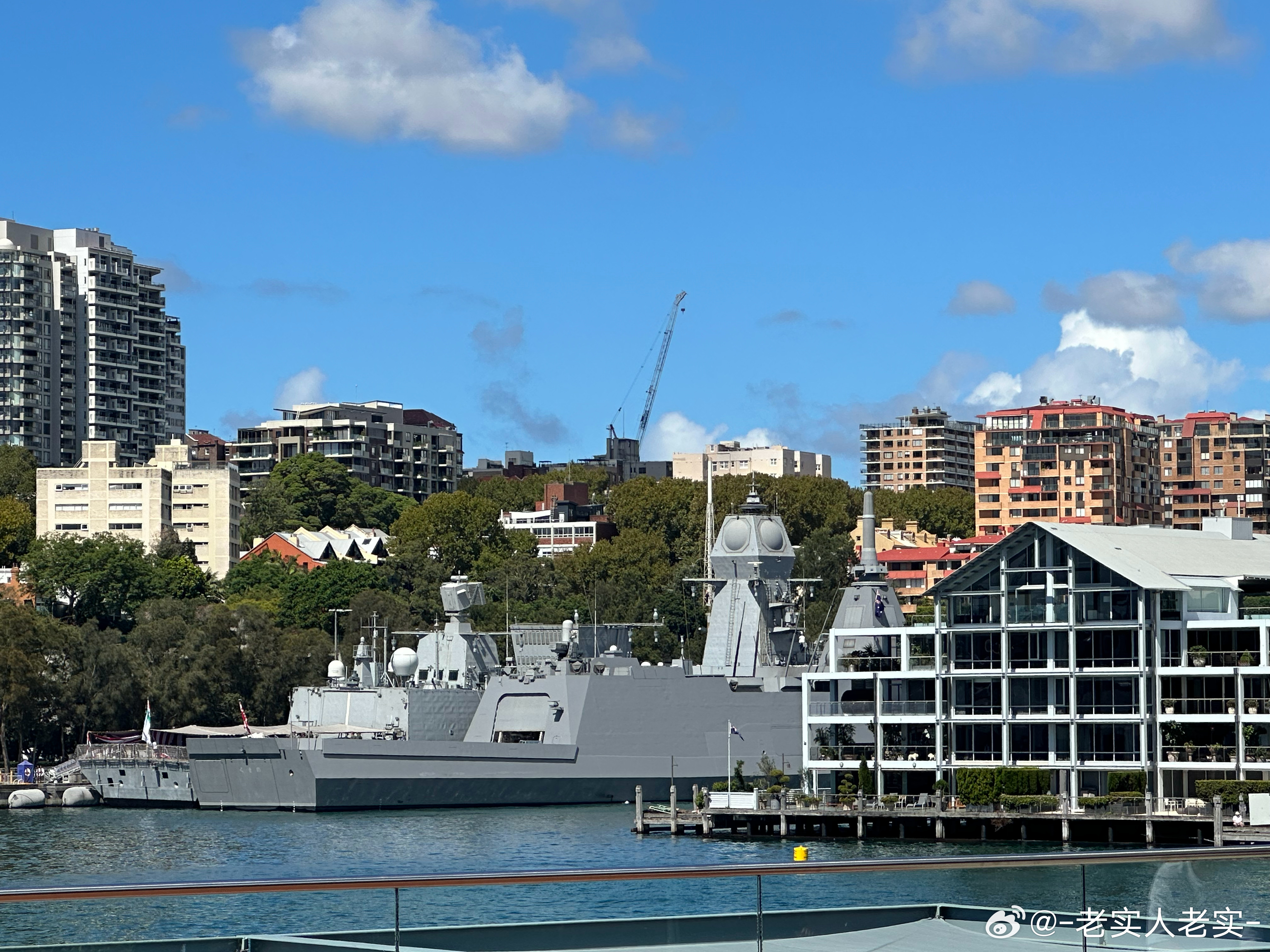 来悉尼港参加皇家澳大利亚海军125周年观舰式的各国舰艇，有猎豹，最上，还有博克级