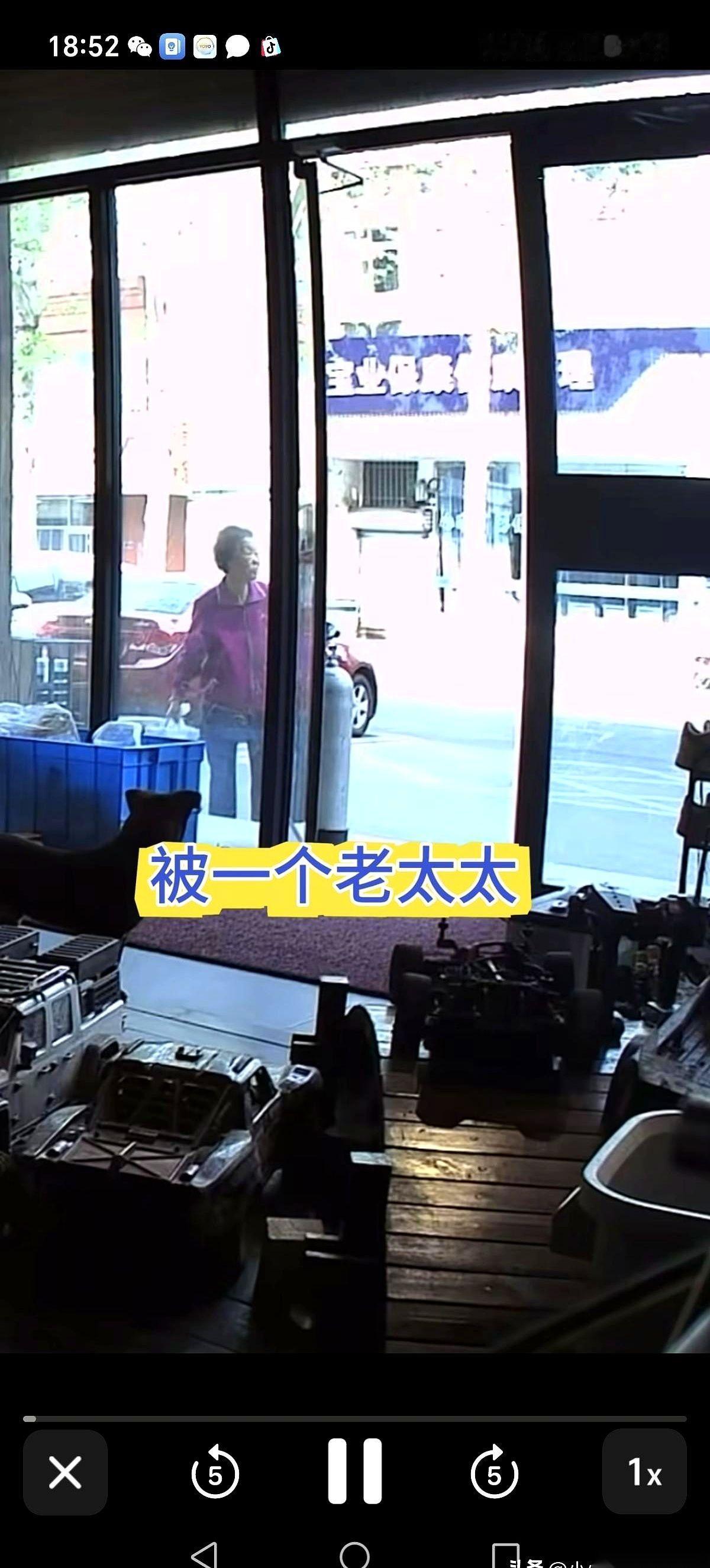 两条大翘嘴刚摆在店门口，钓鱼佬转头去菜市场买块豆腐，再回来时，袋子空了。
监控调