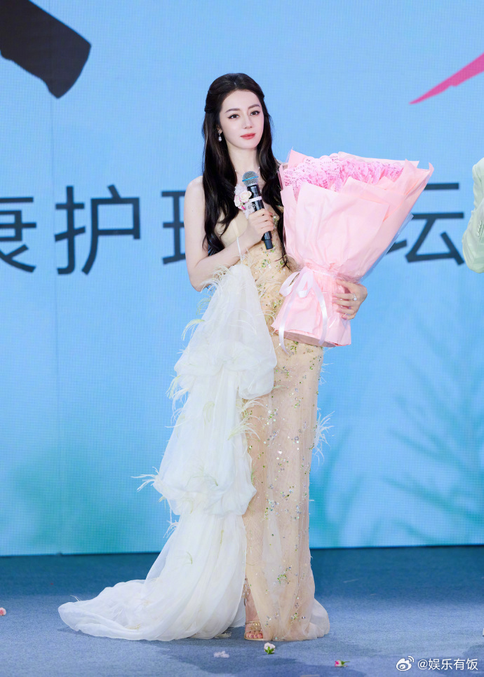 迪丽热巴代言阿道夫 热巴就是线下活动的神来的，blingbling的礼服搭配蓬松