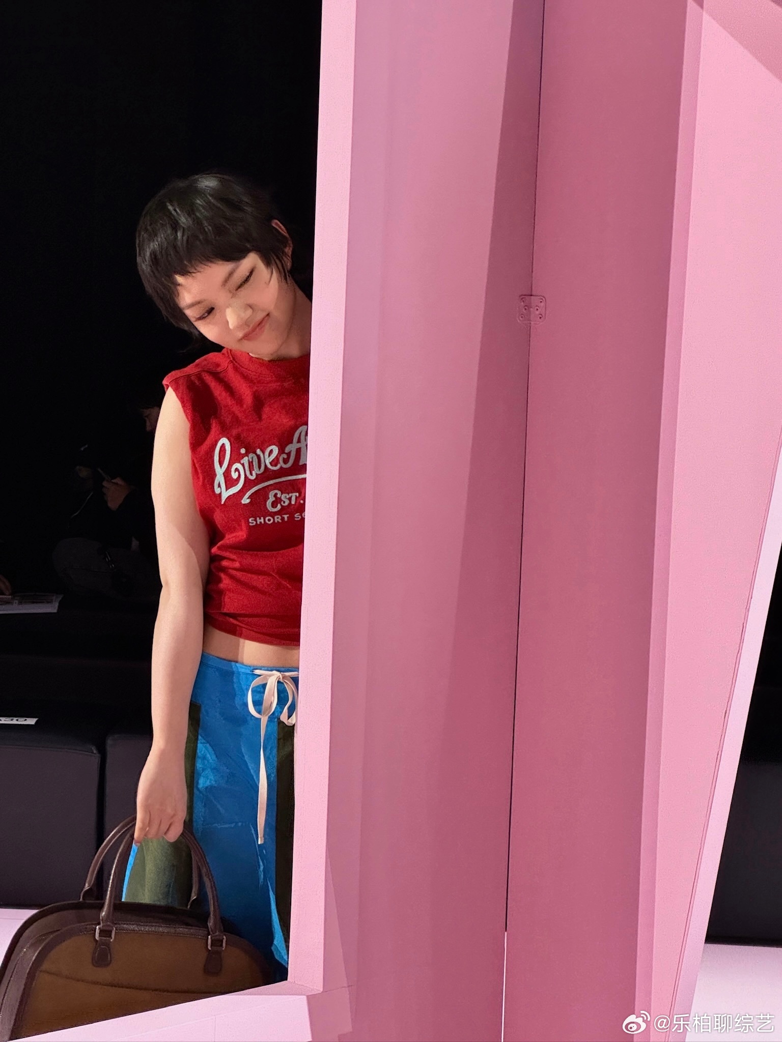 兰西雅新造型好有少年感兰西雅复古少年感兰西雅的少年感真的是刻进DNA里的！超短发