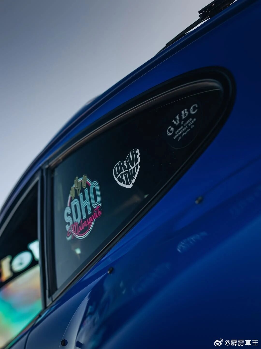 重点在灯蓝色风暴席卷荒漠，保时捷911  964 RWB以手工宽体撕裂路面，风冷