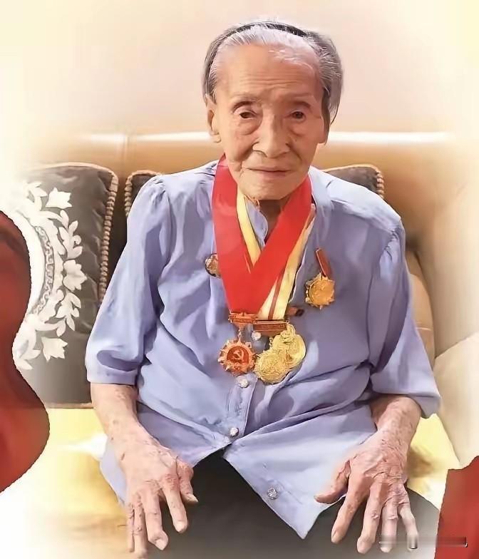海南被捕女海盗首领竟是失散的琼崖纵队战士
 
1951 年，我军在海南逮捕一女海