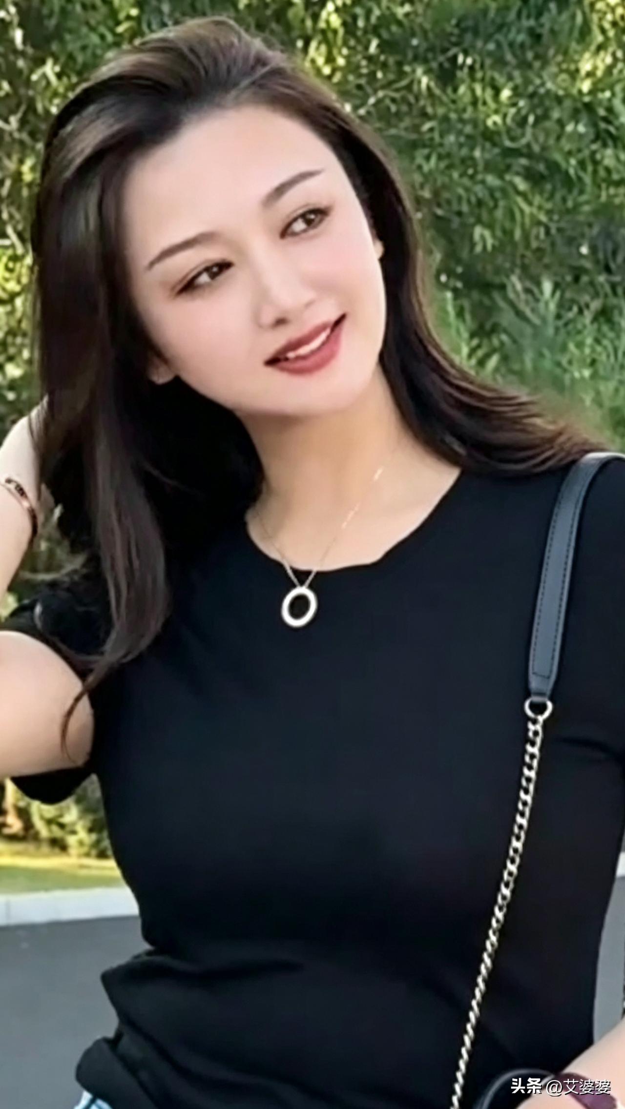 几年前的旧衣服翻出来搭一搭，上身居然挺好看，旧衣新穿，氛围感拉满。