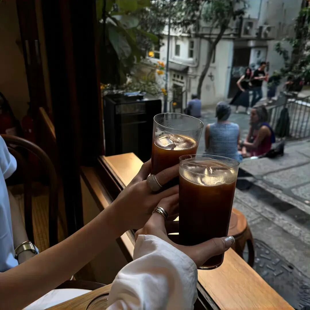 人来人往，我一个人走了很久，我有很多选择，但是我从没轻易牵起别人的手。 