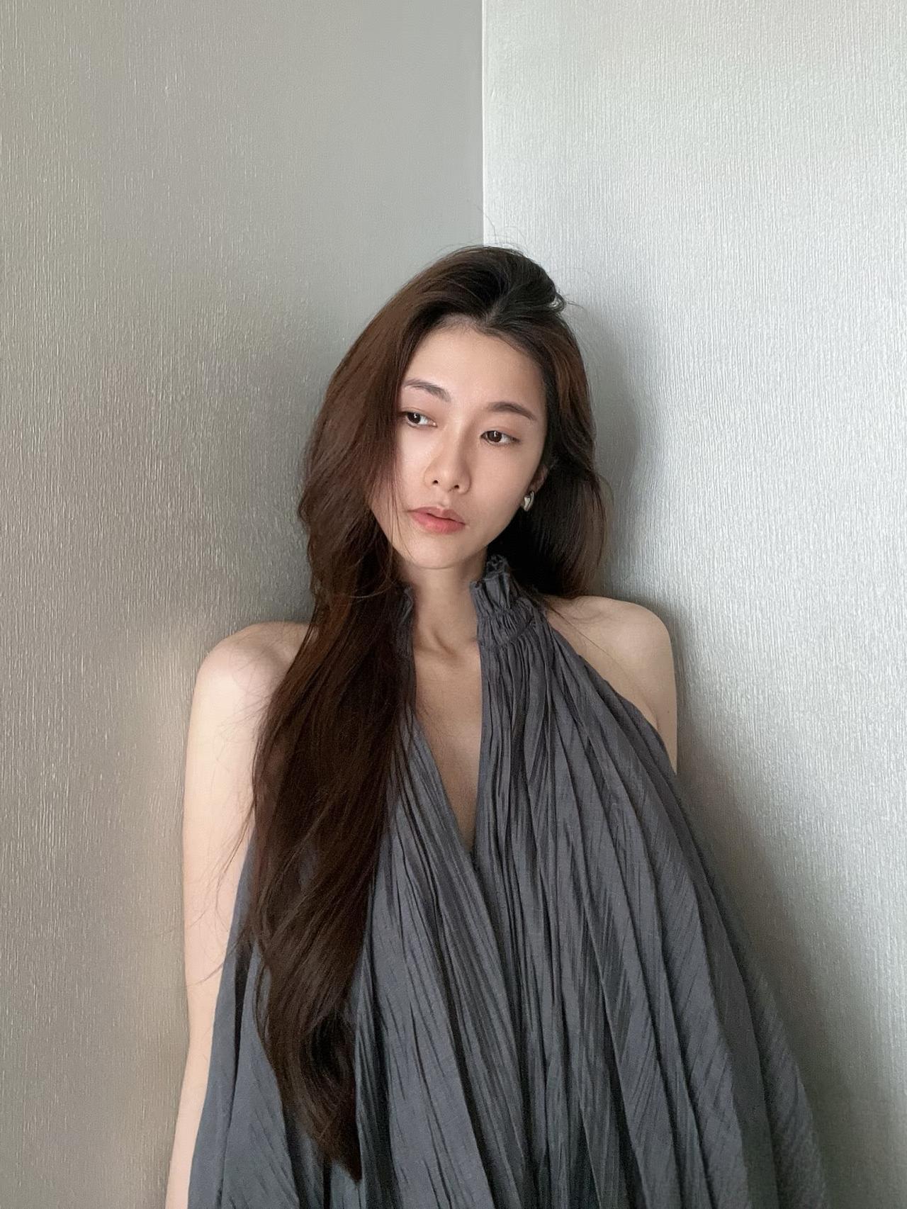 静倚墙边，轻纱拂面