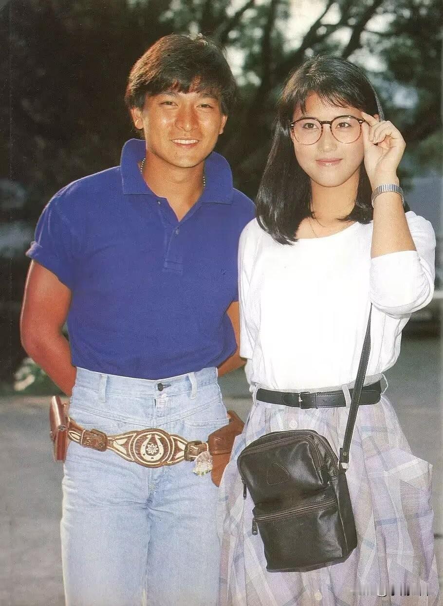《荧幕偶像》彩页之合影
最后一张和周星驰合影的女演员是谁呢？