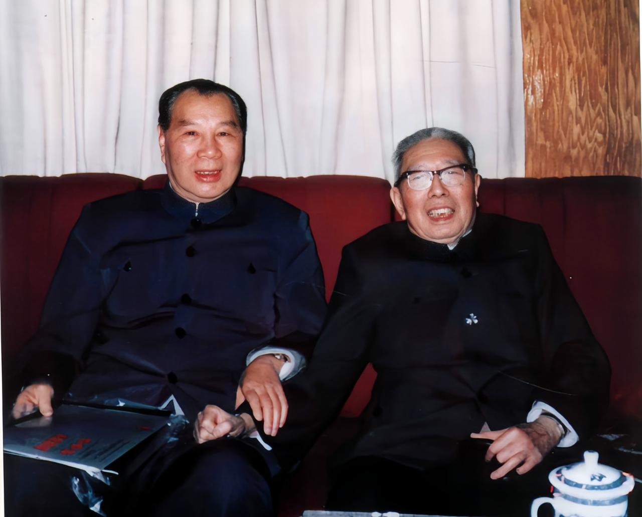 1987年3月，两位开国上将在北京合影。他们都是久经考验的老革命，都是中央红军走