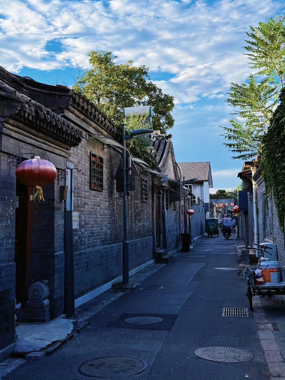 北京人都知道，胡同烟火升腾，清晨小吃店人声鼎沸，糖油饼酥脆，豆腐脑飘香，京腔问候