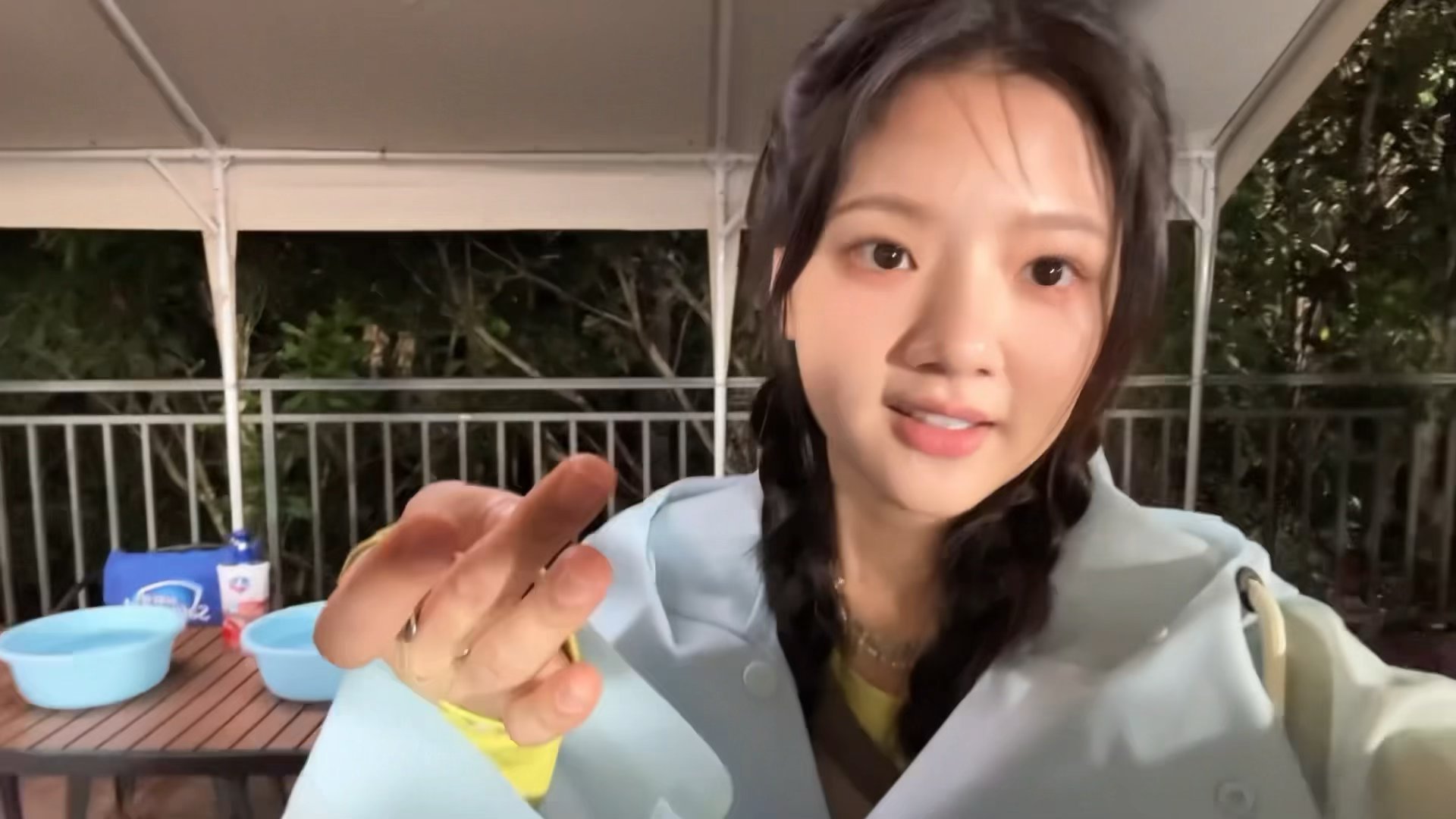 任敏吃蚂蚁 说实话看到任敏吃蚂蚁我第一反应是心疼，但看她吃完那个淡定的样子又觉得