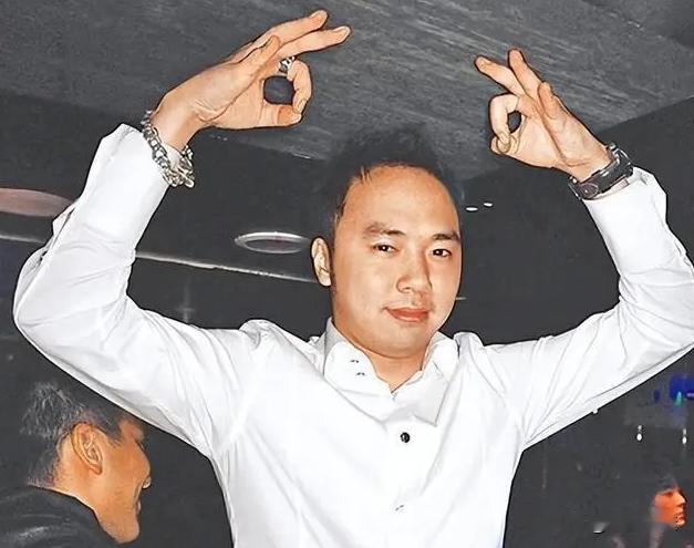 2012年，“淫魔”李宗瑞偷拍60位女星的惊天丑闻曝光，最终获刑29年。
究竟是