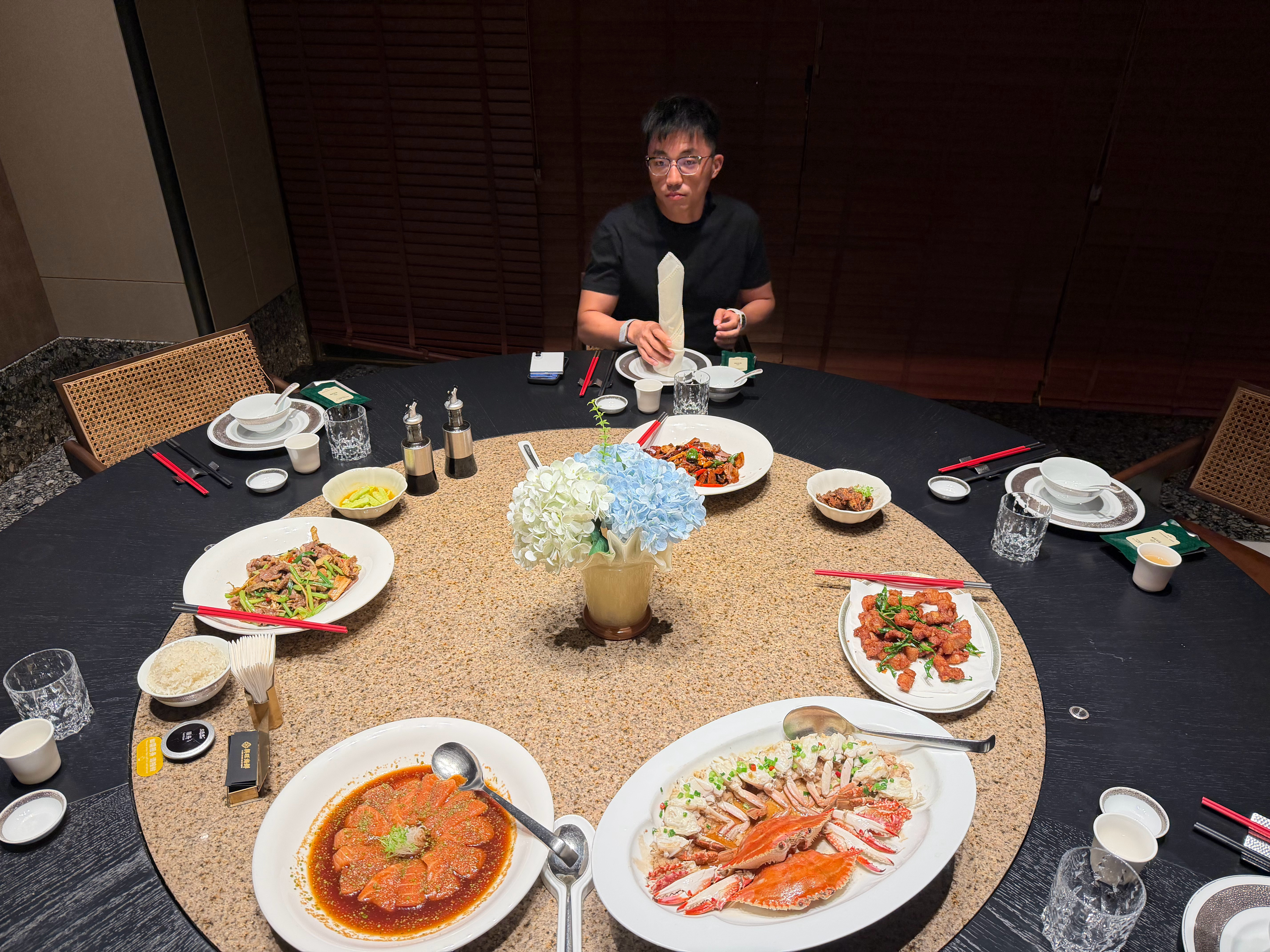 老胡其实一点儿都不抠，说是请我们吃沙县，但还是请我们吃了兴旺。[太阳]但最后饭吃