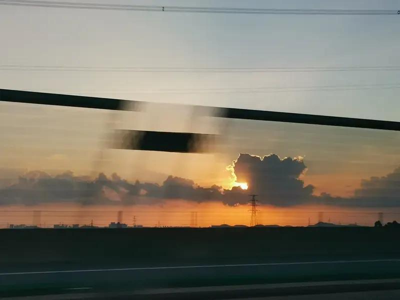 1、别总觉得别人都会让着你，只有在你喝醉的时候全世界才会围着你转，其他时候算个屁