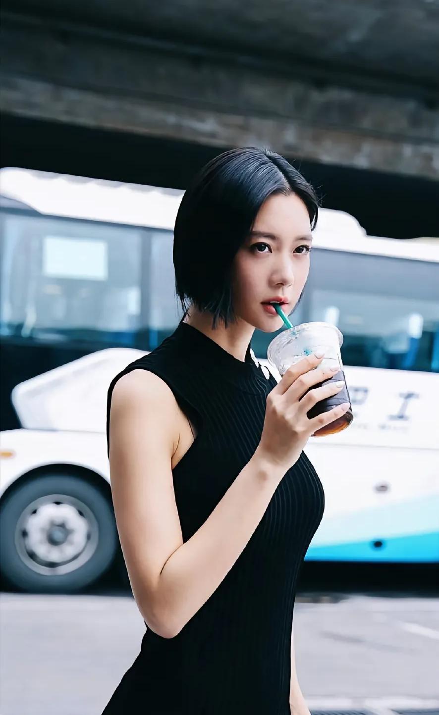 好消息！好消息！克拉拉离婚了，

各位兄弟们，

机会这回可给到你们了，这回“女