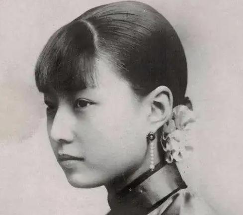 1921年，27岁的梅兰芳娶16岁的福芝芳，娶亲当晚，他没有入洞房，转身去了原配