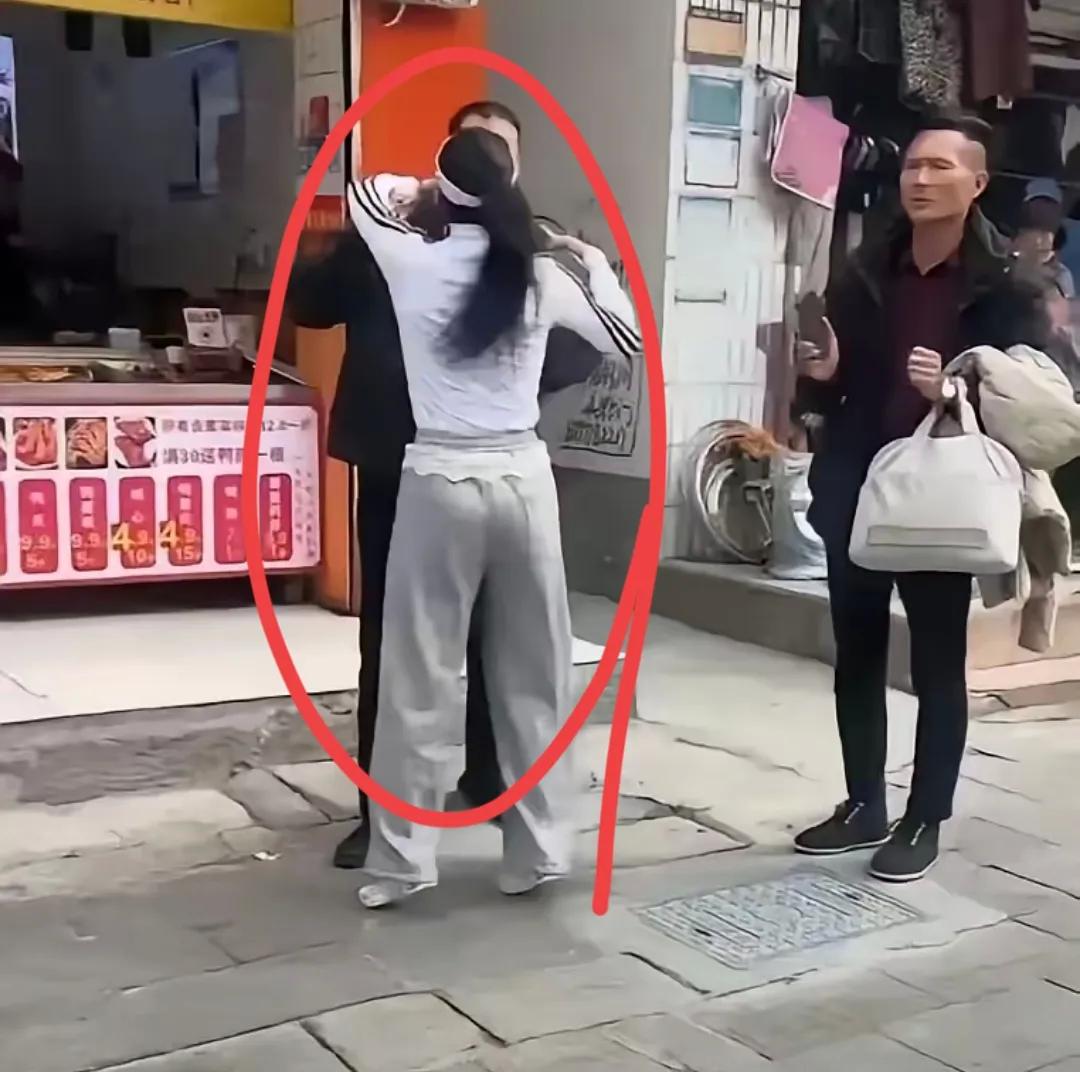 她出轨离婚，

转头拉前夫上门，

结局笑死人。

河南周口这女的真能闹。

婚