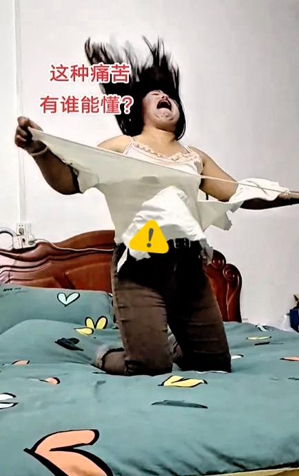 工厂的生活搭子要回老家，女子蹲在一旁痛哭的模样，看一次酸一次！他明天就坐车离开，