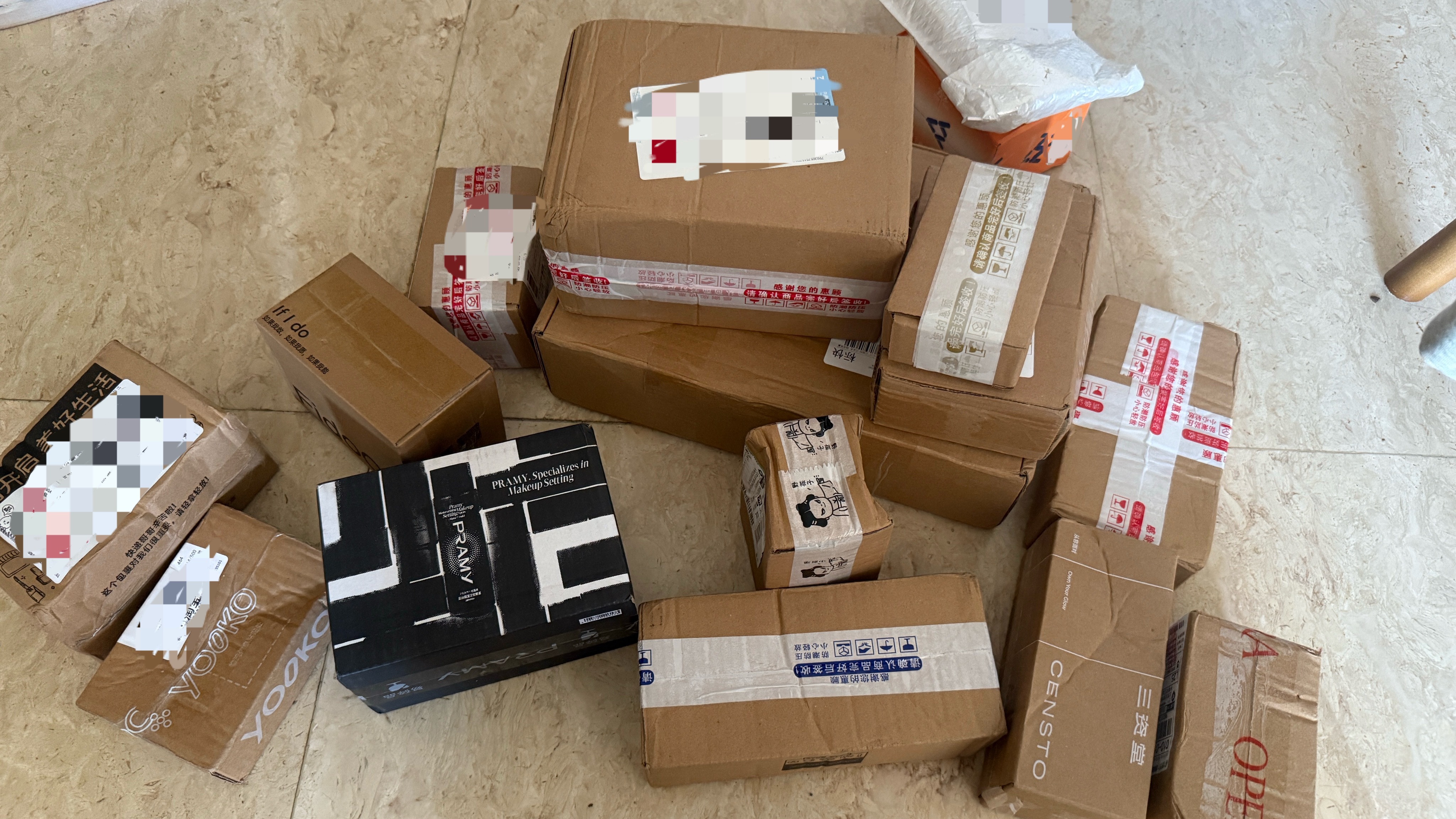 通知！新买的化妆品全到了！！！明天要陪我最好的朋友桃子去环球影城，后天回来就录妆