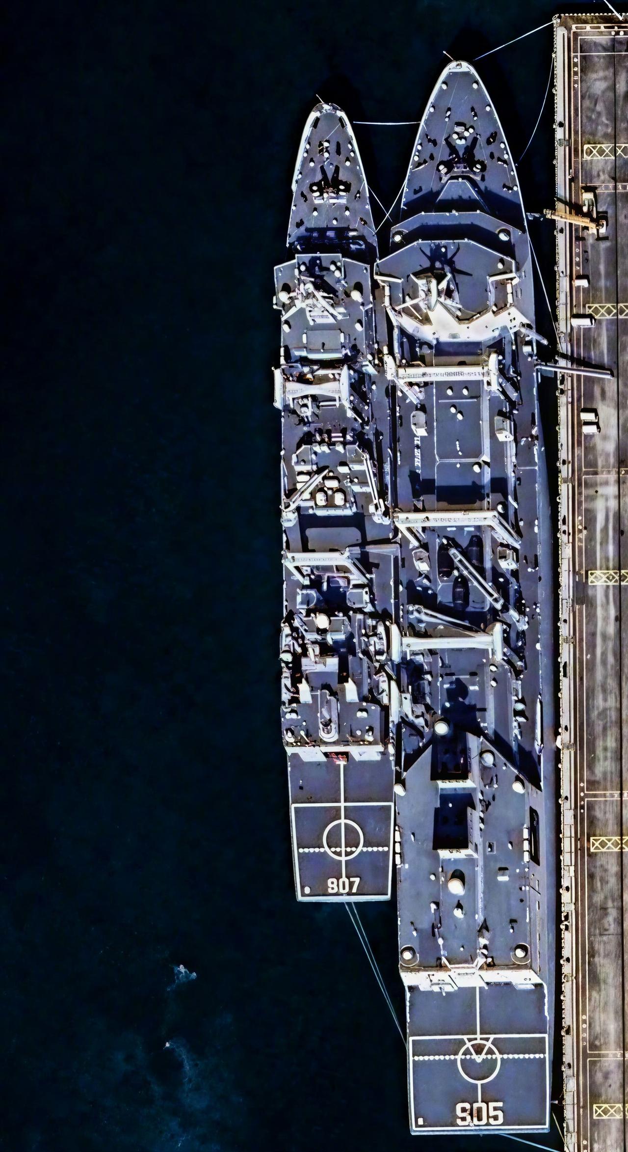 卫星视角下，23400吨903A型骆马湖号与46000吨901级查干湖号同框对比