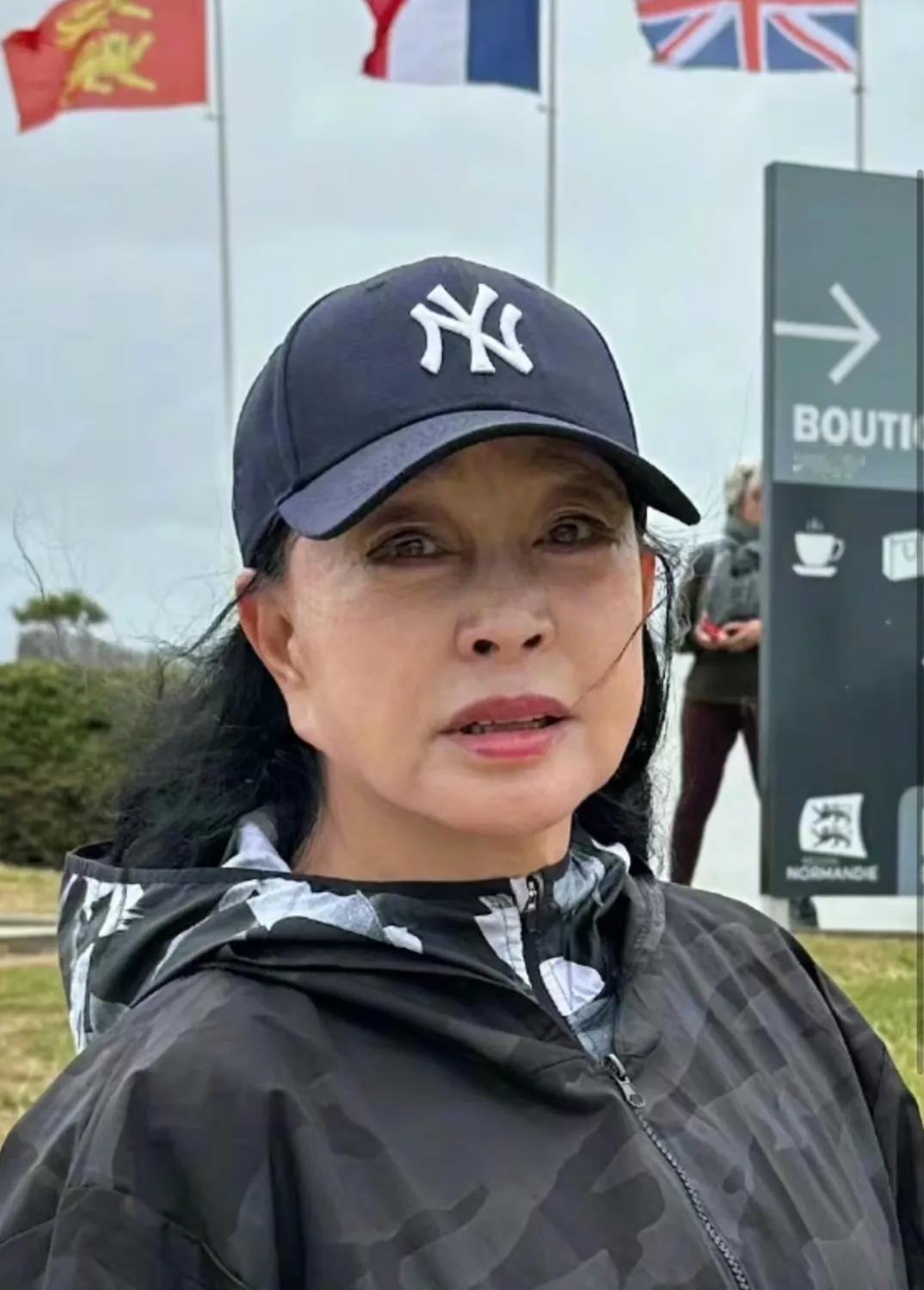刘晓庆无美颜无滤镜的生图
74岁这个状态你们怎么看呢
是真的美人迟暮了
不过美了