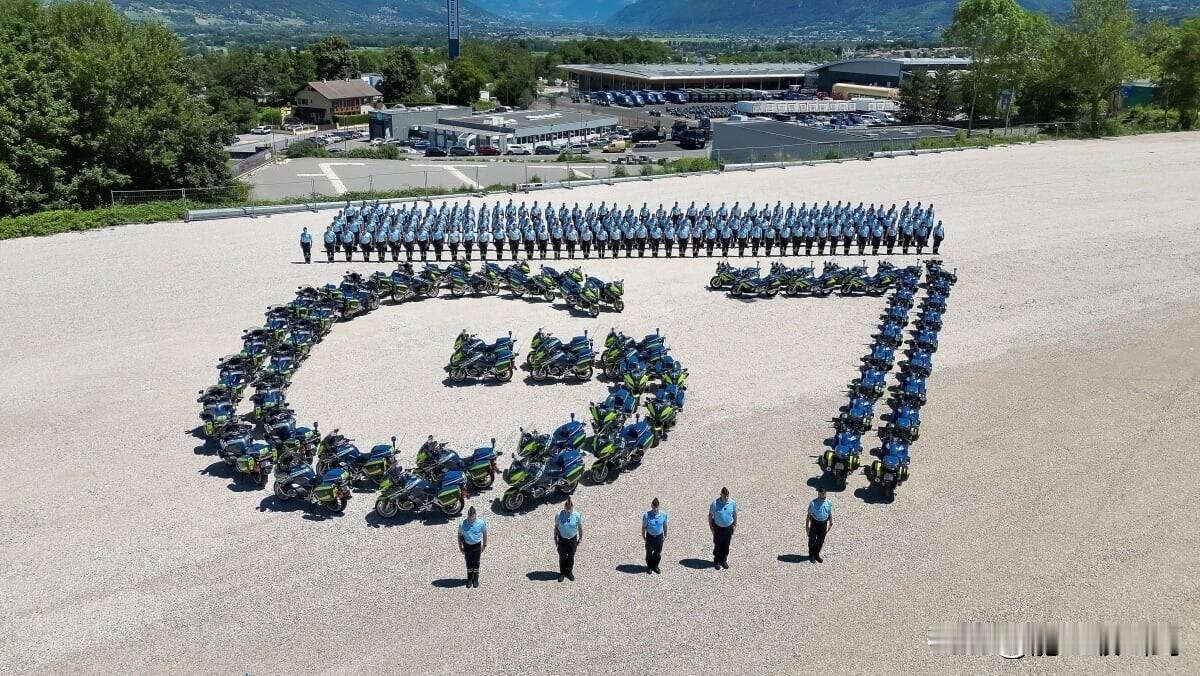 法国迎来G7，军警如临大敌。G7峰会即将在法国埃维昂莱班召开，近20个国家的政要